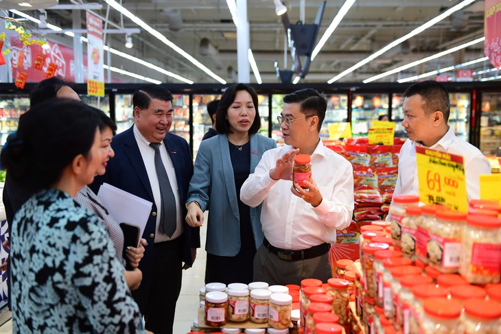 Kiểm tra hàng hóa tại siêu thị, lãnh đạo TP.HCM nhận định thị trường Tết năm nay dồi dào hàng hóa, giá ổn định - Ảnh: T.T