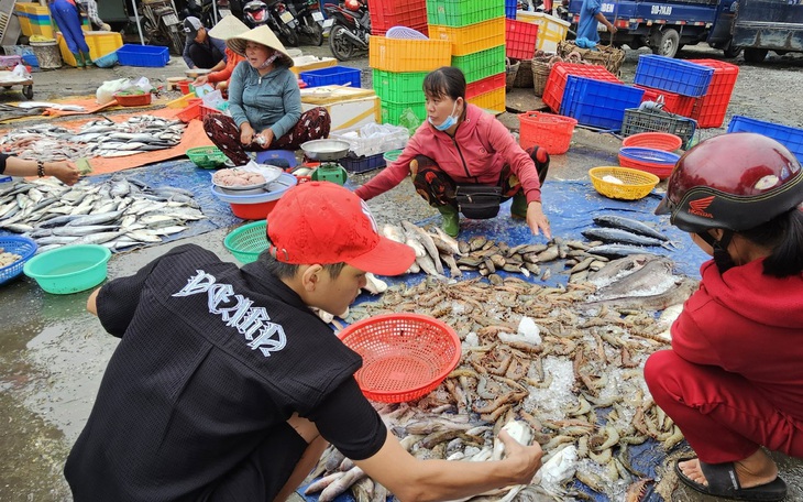 Chợ Tết tự phát thiếu kiểm soát, tiềm ẩn rủi ro về an toàn thực phẩm