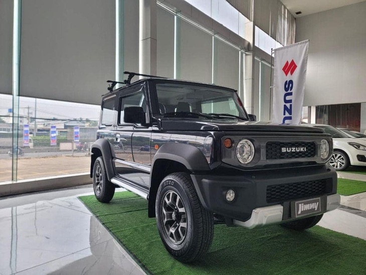 Suzuki Jimny được bán ở Việt Nam có thiết kế 3 cửa, kích thước tương đương với các xe hatchback cỡ A, chiều dài là 3.645mm, chiều rộng là 1.645mm - Ảnh: Đại lý Suzuki/Facebook