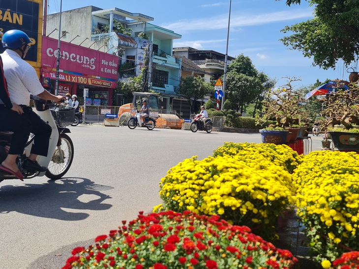 Chỉ còn một tuần nữa đến Tết, thời gian này người dân đi lại sắm Tết đông nhưng đường lại được đào lên thi công - Ảnh: TRẦN MAI