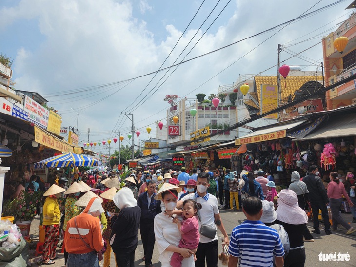 Các tuyến đường đổ về khu du lịch quốc gia Núi Sam đã đồng đúc người từ trưa mùng 1 Tết - Ảnh: BỬU ĐẤU