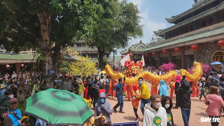 Một đoàn lân sư rồng đã phục vụ du khách trong khuôn viên Lăng miếu Bà chúa xứ Núi Sam - Ảnh: BỬU ĐẤU