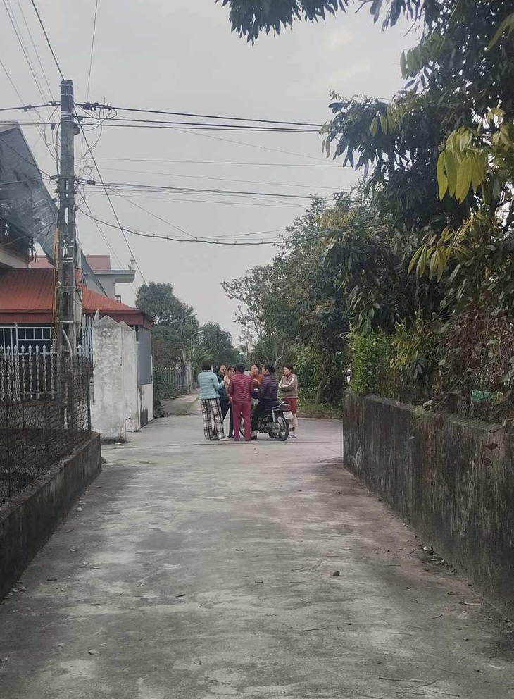 “Camera chạy bằng cơm” xóm tui hội họp đầu năm. 