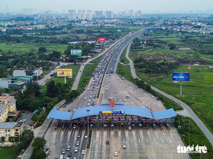 Người Hà Nội ùn ùn rời thành phố đi du xuân, cửa ngõ ùn tắc hàng km- Ảnh 4.