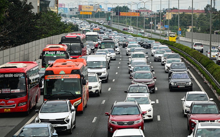 Người Hà Nội ùn ùn rời thành phố đi du xuân, cửa ngõ ùn tắc hàng km