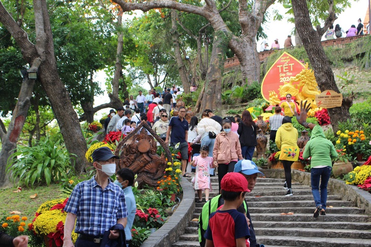 Người dân đến Tháp Bà Ponagar để cầu may mắn, bình an dịp năm mới - Ảnh: THANH CHƯƠNG