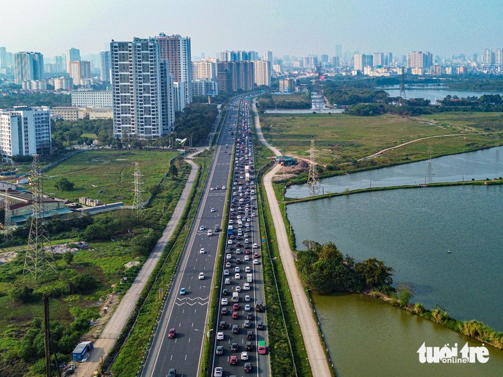 Từ chiều 12-2 (mùng 3 Tết), cửa ngõ vào Hà Nội đã kẹt cứng xe cộ - Ảnh: HỒNG QUANG