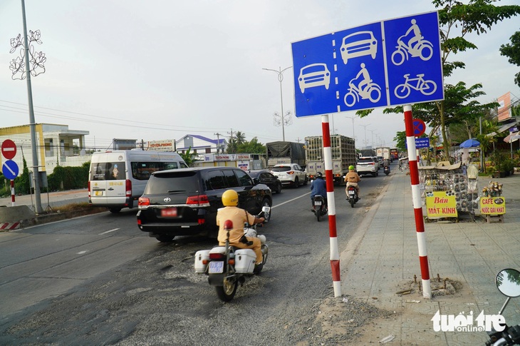 Cảnh sát giao thông Công an tỉnh Bến Tre đã đưa ra khuyến cao người dân qua cầu Rạch Miễu nên tránh giờ cao điểm để giảm ùn ứ