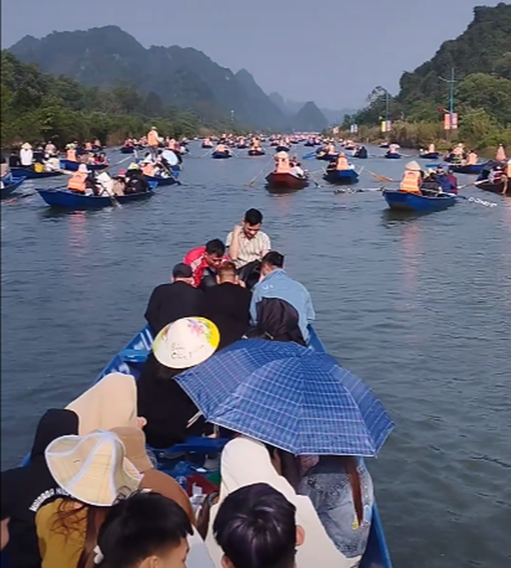 Thuyền, đò tấp nập đưa khách về lễ Phật, du ngoạn chùa Hương ngày mùng 4 Tết Giáp Thìn - Ảnh: Nguyễn Thắng