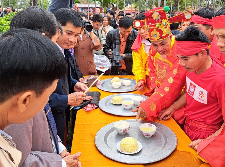 Để dâng cúng Phật, Thánh đòi hỏi các giáp thi đấu phải làm được cơm chín, xôi rền, chè sánh - Ảnh: KHÁNH LINH