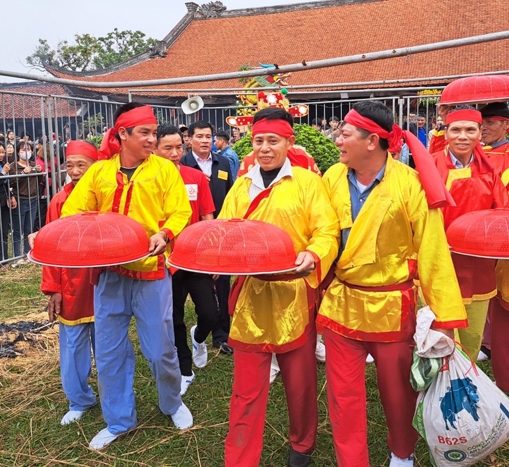 Những giáp thi đấu đảm bảo được các tiêu chí cơm chín, xôi rền, chè sánh và thẩm mỹ cao được lựa chọn để dâng cúng lên Phật, Thánh - Ảnh: KHÁNH LINH