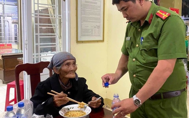 Công an cùng người dân xuyên rẫy rừng tìm cụ bà 95 tuổi đi lạc cả ngày - Ảnh 3.