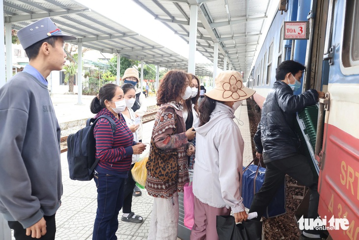 Người dân lên tàu vào Nam sau những ngày về quê ăn Tết - Ảnh: LÊ TRUNG