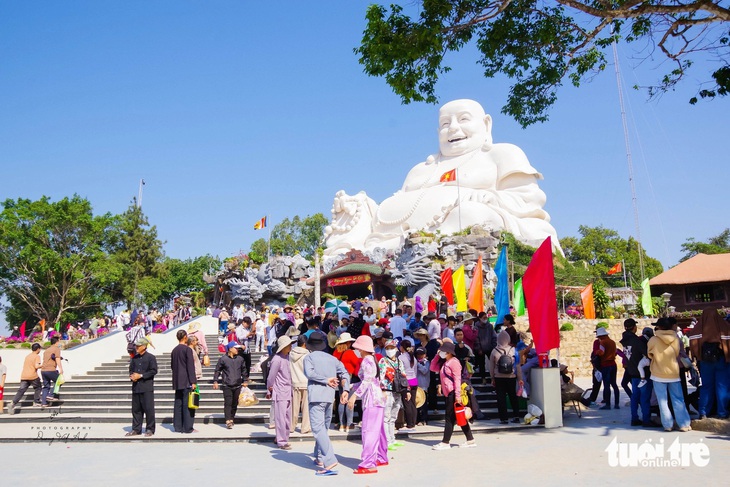 Khu du lịch Núi Cấm mỗi ngày thu hút hàng chục ngàn lượt khách về tham quan, thưởng ngoạn, cúng viếng - Ảnh: MINH KHANG