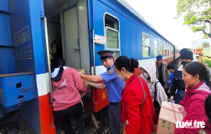 Người dân Phú Yên lên tàu vào Nam để trở lại công việc sau khi kết thúc kỳ nghỉ Tết Giáp Thìn 2024 - Ảnh: NGUYỄN HOÀNG