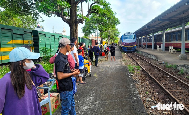 Đoàn tàu tiến về ga để đưa nhiều người trở lại các thành phố lớn làm việc và sinh sống khiến những người ở lại vô cùng lưu luyến - Ảnh: NGUYỄN HOÀNG