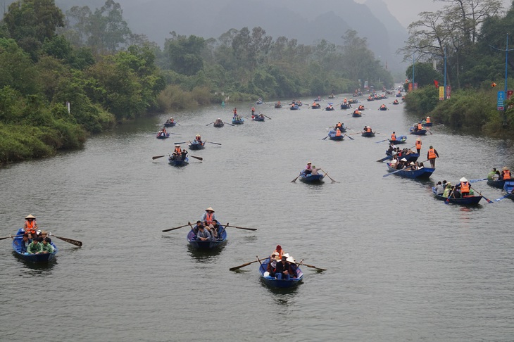 Suối Yến sáng 15-2 không quá nhộn nhịp thuyền đò như ngày 14-2 - Ảnh: T.ĐIỂU