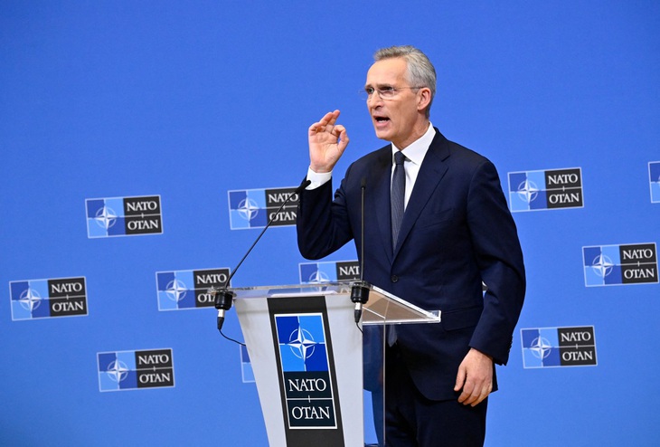 Tổng thư ký NATO Jens Stoltenberg phát biểu trong cuộc họp báo tại trụ sở NATO ở Brussels, Bỉ hôm 14-2 - Ảnh: AFP