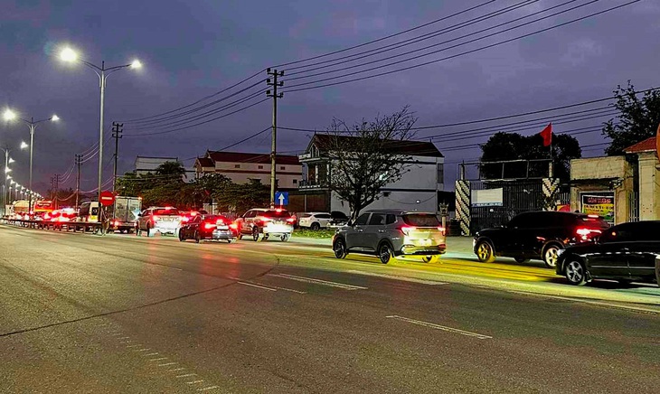 Hàng ngàn chiếc xe nối đuôi nhau nhích từng chút ở đoạn quốc lộ 1 qua phía bắc cầu Gianh tối 15-2 - Ảnh: Q.NAM