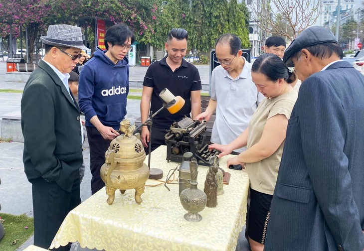 Du khách trải nghiệm &quot;phiên chợ ký ức&quot; tại Bảo tàng Quảng Ninh - Ảnh: H.QUỲNH