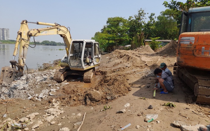 Dự án chống sạt lở Thanh Đa: Công ty Anh Vinh tự ý huy động máy móc, thi công