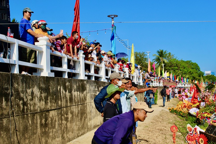 Người dân, du khách chen kín hai bên bờ sông - Ảnh: THANH CHƯƠNG