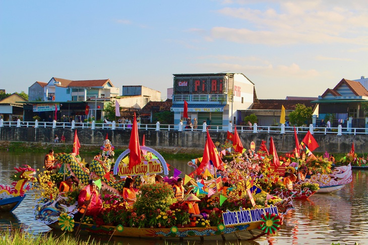 Cả một khúc sông rực rỡ ngày mùng 8 - Ảnh: THANH CHƯƠNG