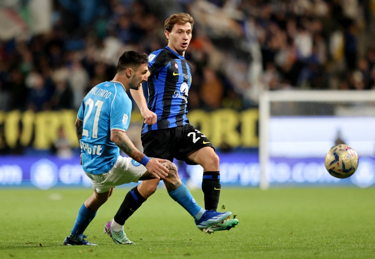 Barella (phải) đồng ý gia hạn hợp đồng với Inter Milan - Ảnh: REUTERS