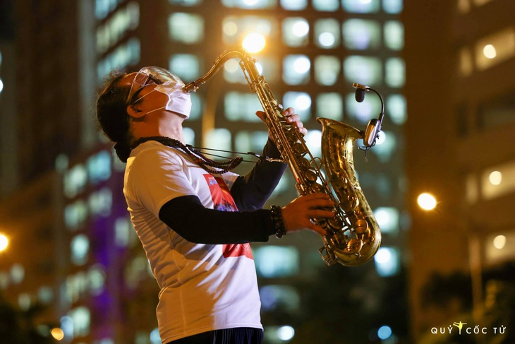 Nghệ sĩ saxophone Trần Mạnh Tuấn biểu diễn ở bệnh viện dã chiến - Ảnh: QUỶ CỐC TỬ