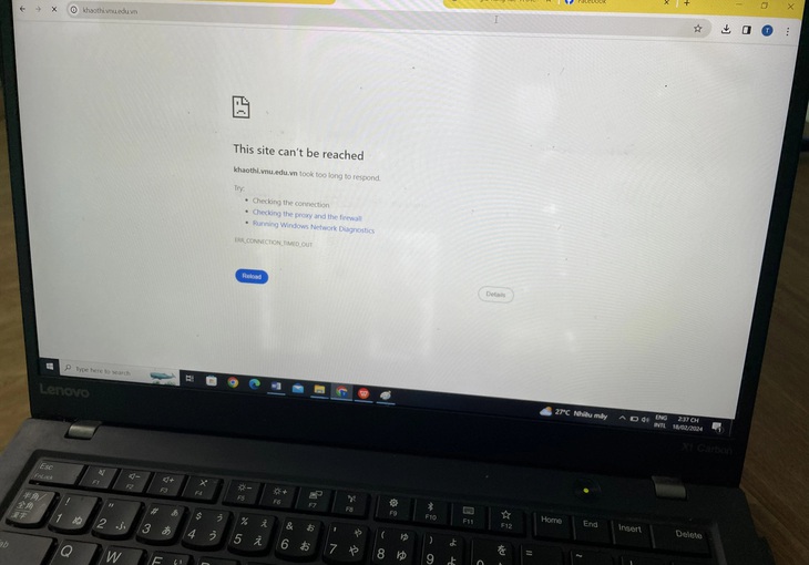 Đến 14h30 ngày 18-2, nhiều thí sinh vẫn không vào được cổng đăng ký thi đánh giá năng lực của Đại học Quốc gia Hà Nội - Ảnh: NGUYÊN BẢO