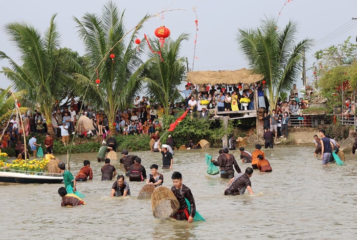 Các nơm thủ quần thảo thể hiện tài sát cá trong sự reo hò cổ vũ của ngàn người dân - Ảnh: TR.M.