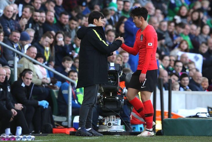 HLV Shin Tae Yong làm việc cùng Son Heung Min khi còn dẫn dắt tuyển Hàn Quốc - Ảnh: GETTY