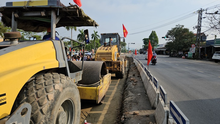 Phương tiện được tập kết để thi công dự án cải tạo, nâng cấp quốc lộ 14B- Ảnh: T. QUANG