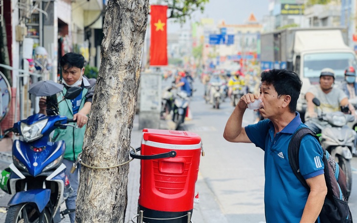 Người dân TP.HCM 'vật lộn' với đợt nắng nóng 37 độ C sau Tết