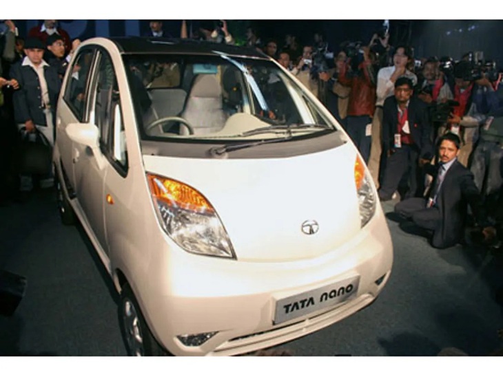 Tata Nano tại triển lãm Auto Expo 2008 luôn trong tình trạng phải có nhân viên bảo vệ túc trực mọi lúc vì người xem quá đông - Ảnh: CNET