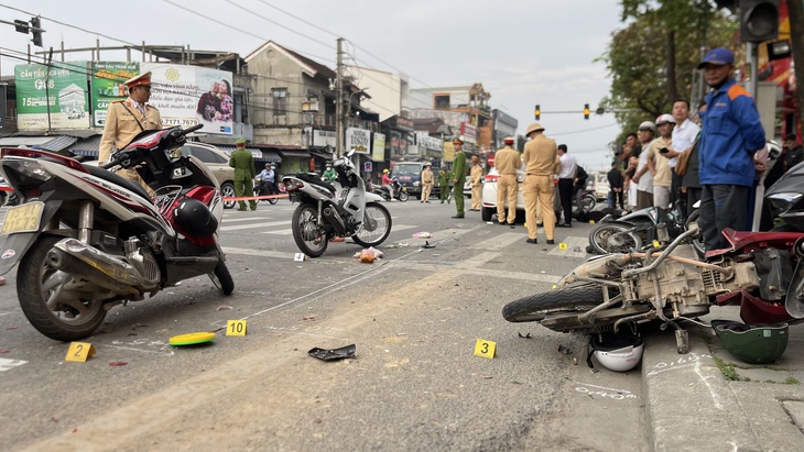 Hiện trường vụ tai nạn xe taxi tông liên hoàn nhiều xe máy ở TP Huế sáng 19-2 - Ảnh: BẢO PHÚ