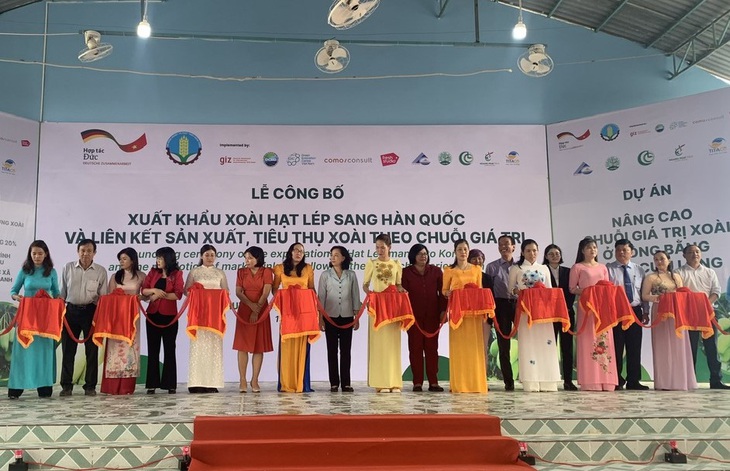 Các đại biểu làm lễ công bố xuất khẩu lô xoài sang thị trường Hàn Quốc - Ảnh: MINH KHANG