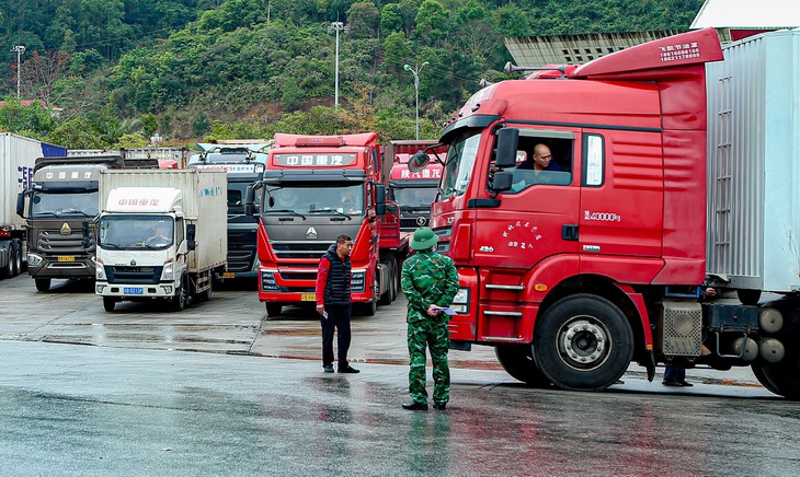 Biên phòng tỉnh Lạng Sơn hướng dẫn tài xế xe container tại cửa khẩu quốc tế Hữu Nghị, Lạng Sơn  - Ảnh: HÀ QUÂN