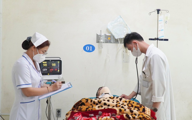 Tàu cá đang thả lưới bị tàu hàng đâm chìm, 6 ngư dân thoát chết