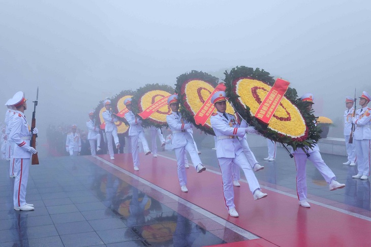 Đoàn lãnh đạo, nguyên lãnh đạo Đảng, Nhà nước dâng hoa tưởng nhớ các anh hùng liệt sĩ - Ảnh: GIA HÂN