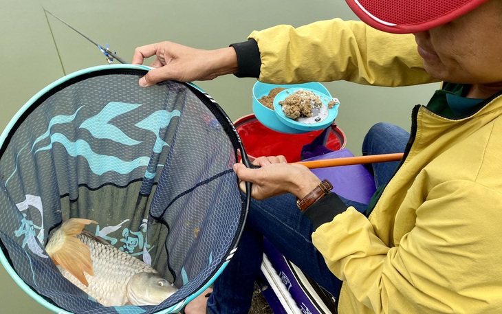 Người dân 'phóng sinh' cả bát hương, bàn thờ ngày tiễn ông Táo - Ảnh 13.