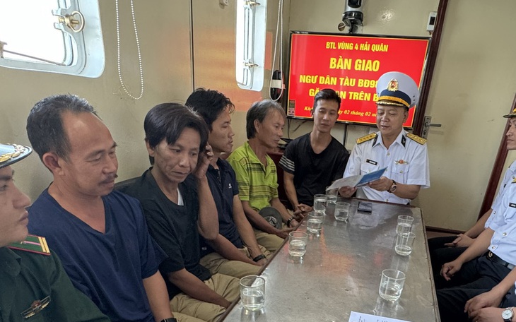 Tàu hải quân cứu, đưa 5 ngư dân trên tàu cá Bình Định bị chìm kịp về đất liền đón Tết