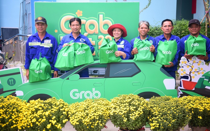 Trao đi những suất quà Tết nghĩa tình