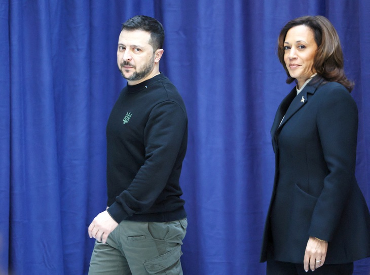 Tổng thống Ukraine Volodymyr Zelensky (trái) tiếp tục đi vận động châu Âu. Ông và Phó tổng thống Mỹ Kamala Harris tại cuộc họp báo chung ở Hội nghị an ninh Munich (Đức) ngày 17-2 - Ảnh: REUTERS