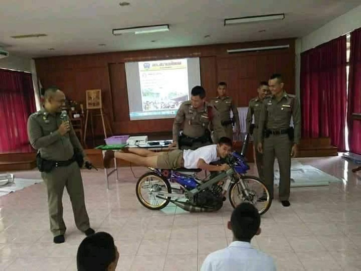 Ảnh vui 20-2: Độc lạ Thái Lan- Ảnh 1. Mốt không được đi kiểu này nha mấy em!