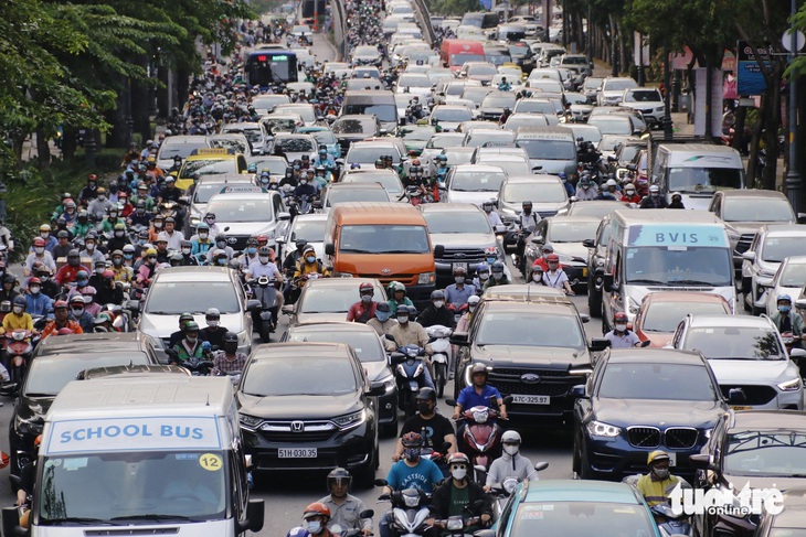 Đường sá quanh sân bay Tân Sơn Nhất thường xuyên xảy ra ùn tắc giao thông. Việc đề xuất thay thế hệ thống đèn tín hiệu và kết nối về trung tâm điều khiển để quản lý nhằm theo dõi, kịp thời xử lý sự cố giao thông, giảm ùn tắc khu vực này - Ảnh: TIẾN QUỐC 