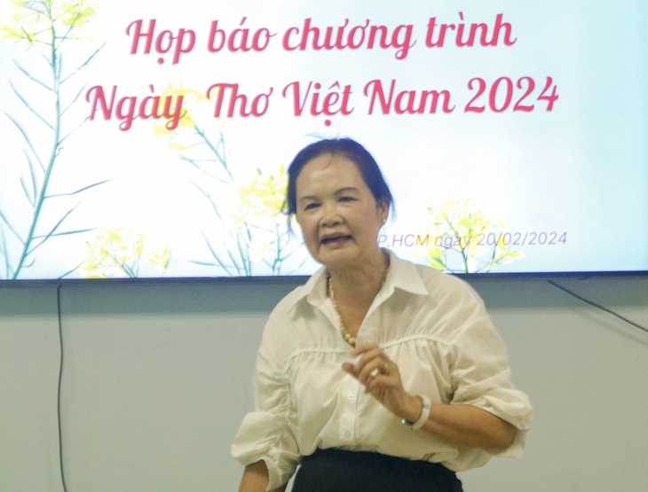 Nhà văn Bích Ngân, chủ tịch Hội Nhà văn TP.HCM, chia sẻ trong họp báo - Ảnh: HỒ LAM