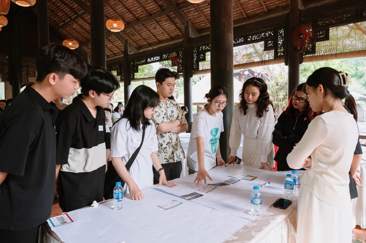 Các cá nhân, nhóm sáng kiến cùng giao lưu, trao đổi, học hỏi trong chuyến tập huấn 2 ngày