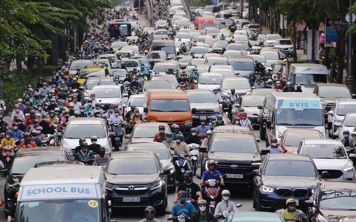 Đề xuất thay 16 chốt đèn giao thông khu sân bay Tân Sơn Nhất