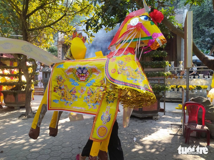 Theo các tiểu thương buôn bán gần đền Chợ Củi, ngựa giấy có 3 loại, loại ngựa đại giá 350.000 đồng/con, ngựa trung giá từ 150.000 - 200.000 đồng/con, ngựa tiểu giá dưới 150.000 đồng/con - Ảnh: LÊ MINH